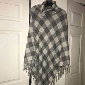 Beautiful Gray Pattern Poncho